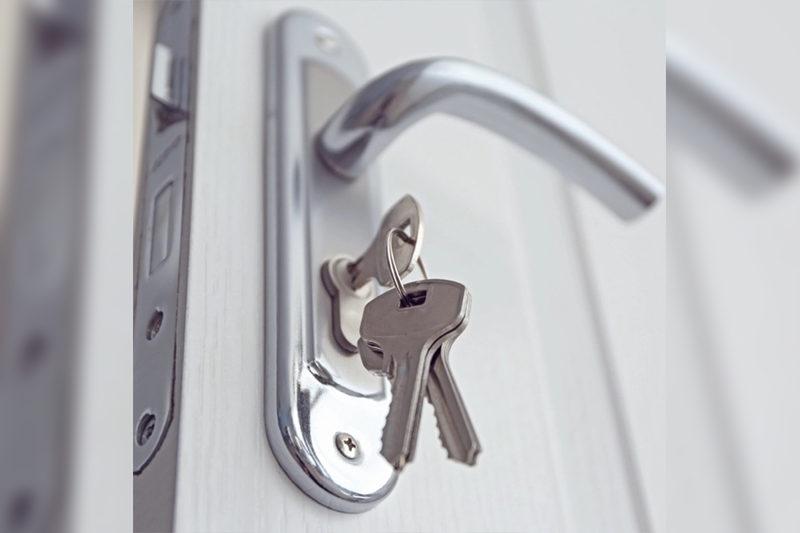 A door handle with keys on it.