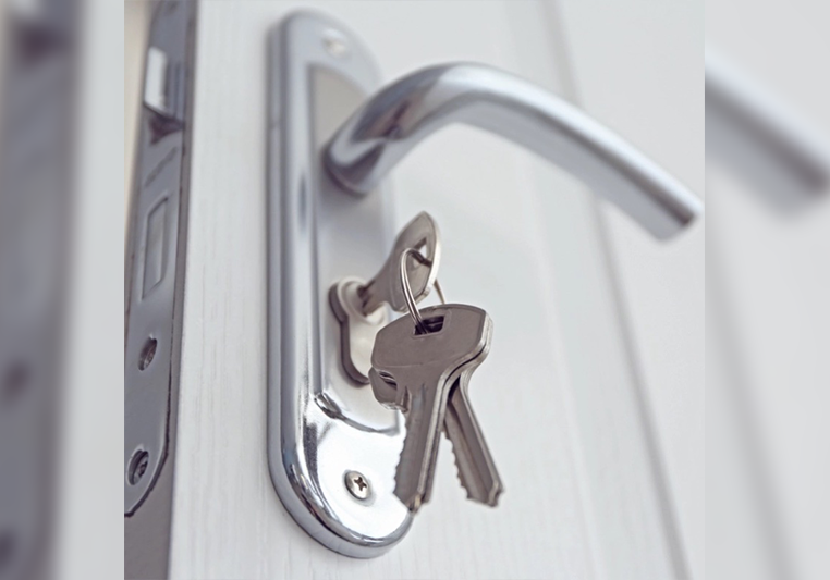 A door handle with keys on it.